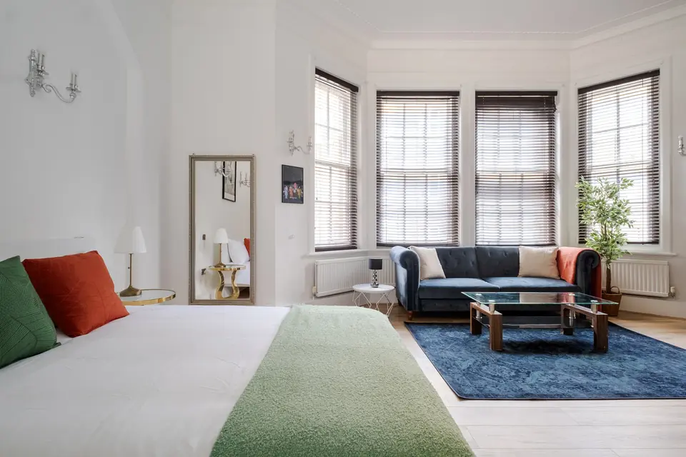 King bed facing the bay windows